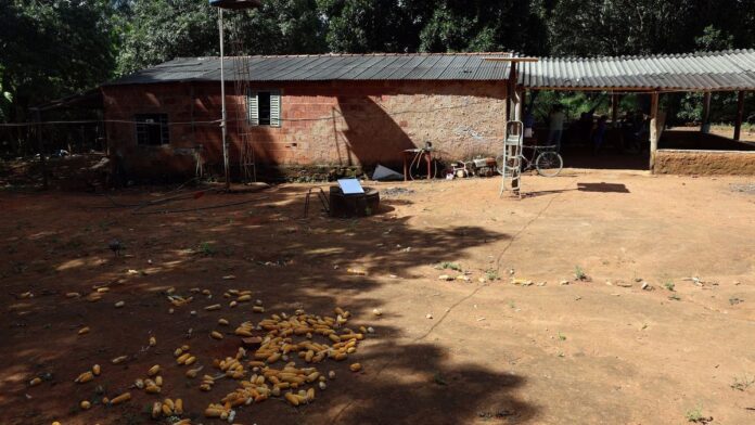 Jovens quilombolas sorridentes sentados em uma sala de aula, usando notebooks e participando de uma oficina educativa.