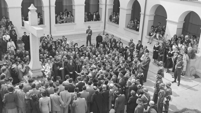 judicializa-o-da-sa-de-tema-de-novo-livro-do-advog Advogado Ricardo Yamin posa para foto ao lado da capa de seu livro sobre judicialização da saúde.