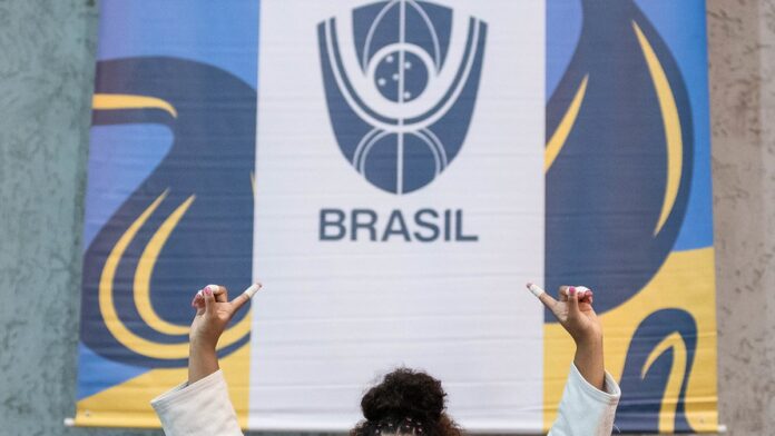 jujutsu-kaisen-temporada-3-termina-sem-desfecho-e- Yuta Okkotsu em pose de combate, empunhando sua katana em meio a um cenário de destruição urbana com brilho de energia.