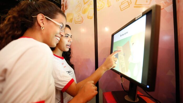 Gráfico de barras ascendentes ao lado de moedas e uma calculadora, simbolizando o aumento da dívida empresarial.