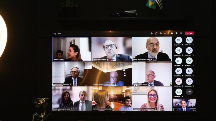 justi-a-autoriza-perito-particular-em-investiga-o- Fachada de um tribunal com colunas imponentes, representando o sistema judiciário em ambiente sóbrio e formal.