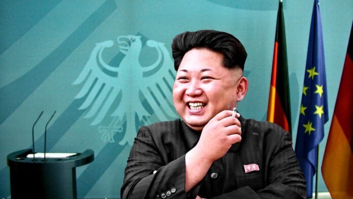 Kim Jong-un observa soldados norte-coreanos realizando manobras de combate e demonstrações de força em campo aberto.