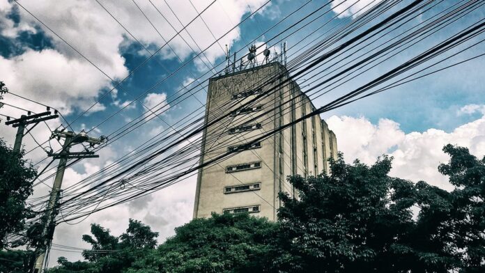 lan-amentos-da-semana-trazem-demolidor-renascido-n Montagem com pôsteres das séries Demolidor: Renascido, Nuremberg e o filme Velhos Bandidos lado a lado.
