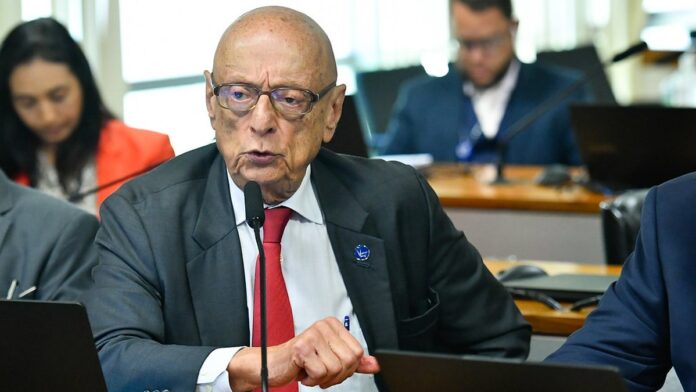 Pilha de documentos jurídicos sobre uma mesa de escritório, com caneta e carimbo, simbolizando gestão de contratos.