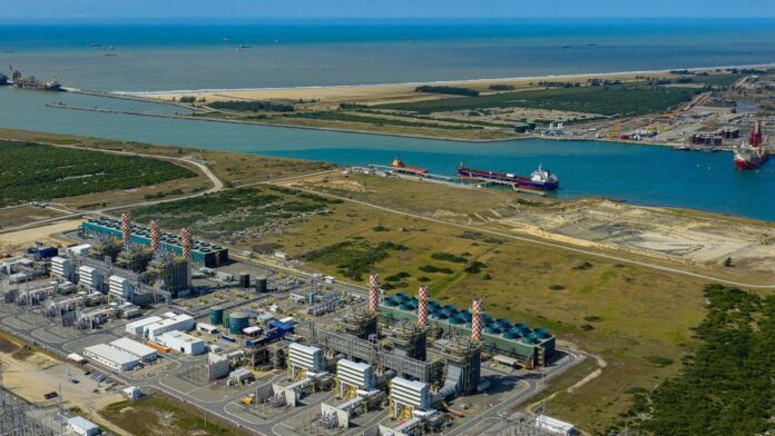Imagem de usina termelétrica em operação durante o leilão de energia.