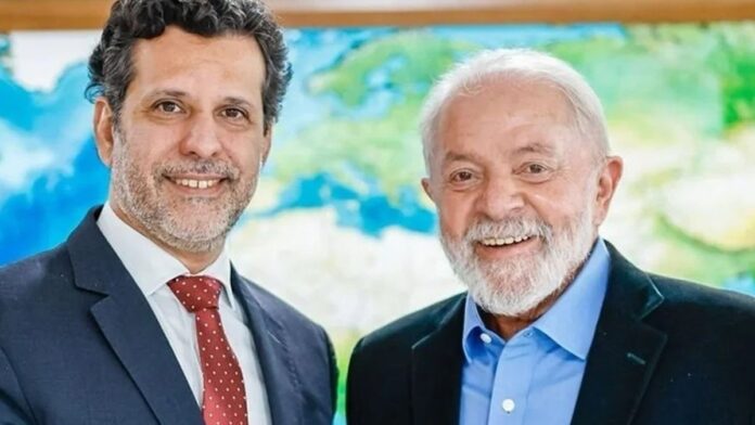 leonardo-barchini-ser-ministro-da-educa-o-ap-s-sa- Leonardo Barchini, de terno, posa para foto oficial em estúdio com fundo neutro e iluminação profissional.