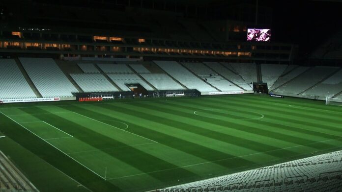 Jogadores do Corinthians em treino no gramado, com foco na movimentação dos atletas durante preparação para partida.