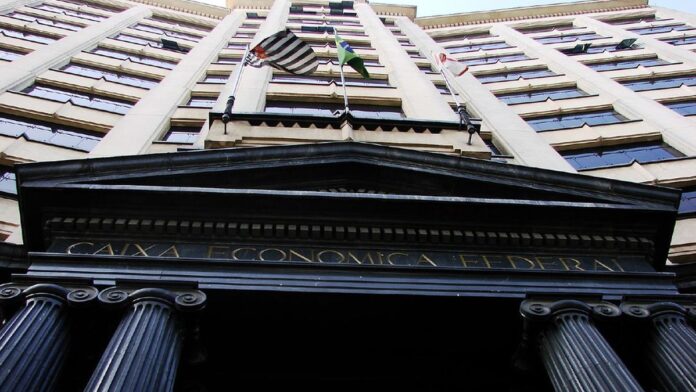 Máquina de sorteio com bolas numeradas em destaque, em estúdio iluminado, aguardando o início do concurso.