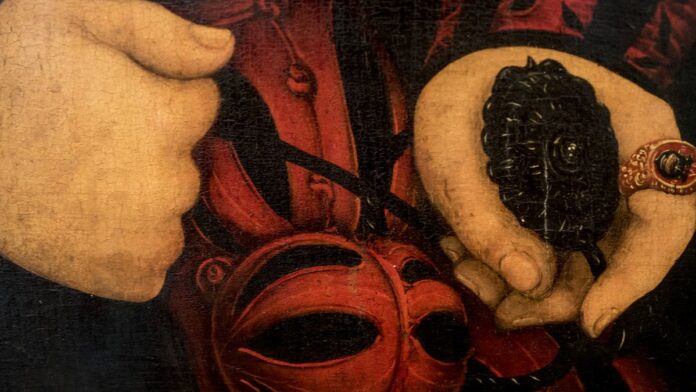 Lucas Wood, surfista com prancha, celebra vitória ao sair do mar após conquistar o título da WSL em Imbituba.