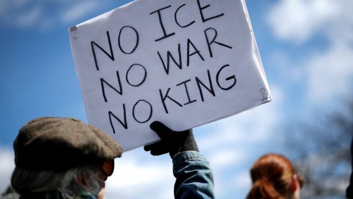 Multidão protesta com cartazes contra deportações em frente à Casa Branca.