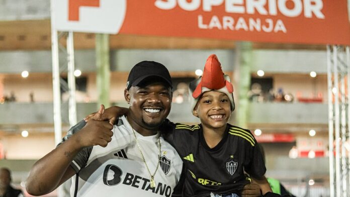 Jogadores discutem e gesticulam agressivamente no gramado durante partida de futebol profissional.