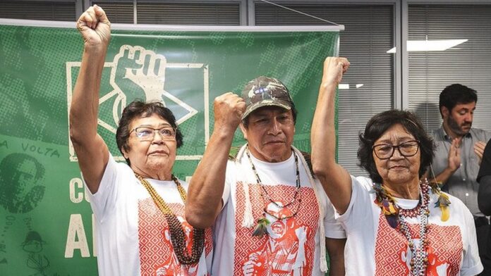 Retrato em preto e branco de Marçal Souza Tupã-Y, líder indígena com traços marcantes e olhar sereno.