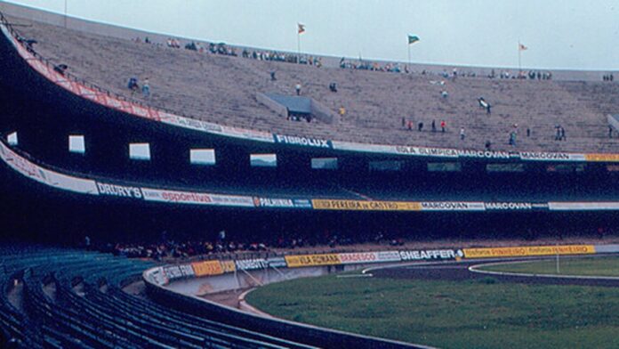Mara Casares caminha por um corredor interno, vestindo roupas formais, durante o depoimento sobre a investigação.