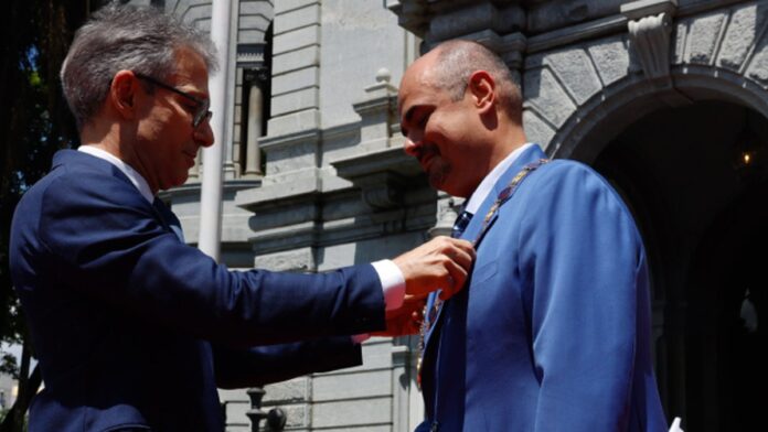 Mateus Simões assina documento oficial de posse em cerimônia solene no interior do Palácio da Liberdade.