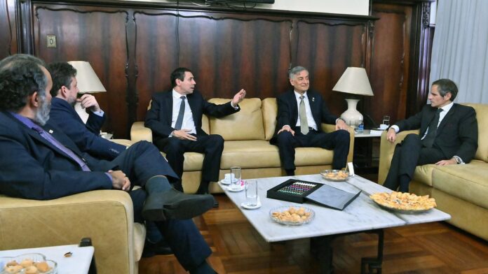 mcom-libera-r-104-milh-es-para-projetos-de-6g-ia-n Representação digital abstrata de conexões de rede, chips e circuitos em tons de azul e branco, simbolizando tecnologia.