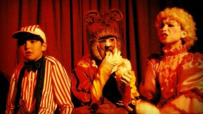 menina-de-8-anos-guarda-s-men-do-tio-para-provar-a Menina segurando pequeno frasco transparente com líquido, olhar sério.