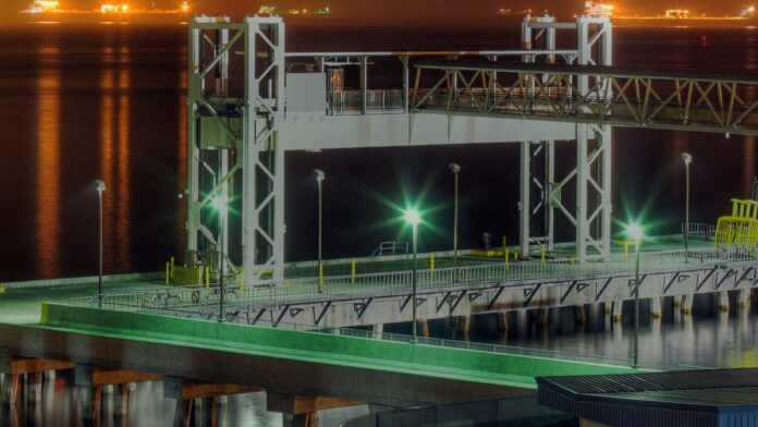 Close de vários cabos elétricos de diferentes cores e espessuras organizados sobre uma superfície tecnológica.