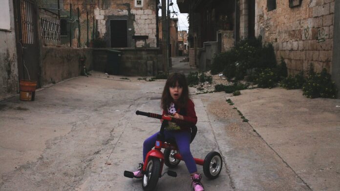 mercado-financeiro-eleva-proje-o-da-infla-o-para-o Gráfico de barras ascendentes em tons de azul e cinza sobre fundo desfocado de ambiente de escritório financeiro.