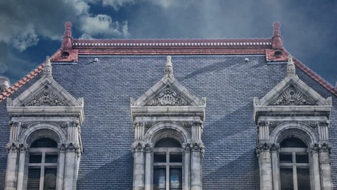 Governadora Kathy Hochul fala em coletiva de imprensa com o skyline de Nova York ao fundo.