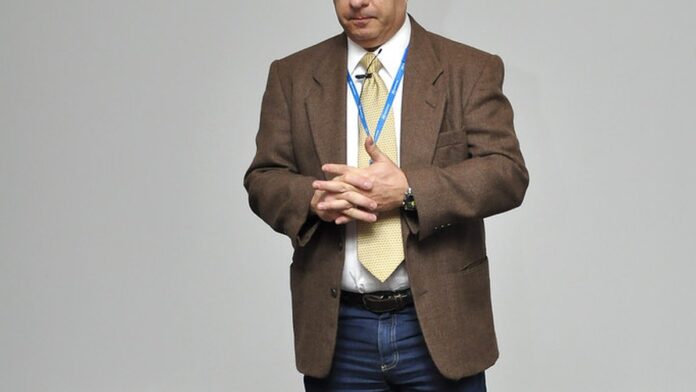 Vista da plataforma de uma estação de metrô no Rio de Janeiro, com trens estacionados e passageiros ao fundo.