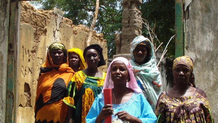 Pessoa entregando um documento para assinatura em um escritório, simbolizando formalização de crédito.