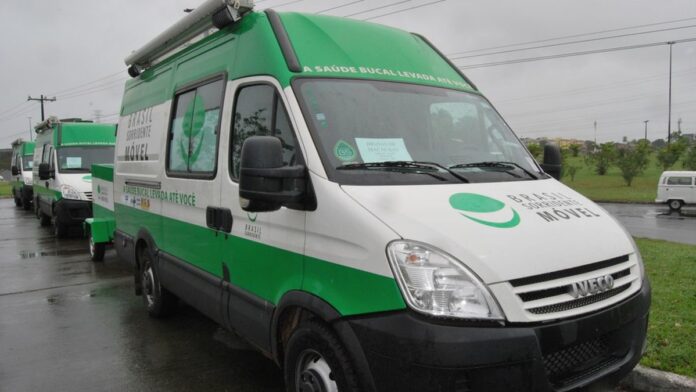 Ambulâncias novas estacionadas em frente a um prédio público.