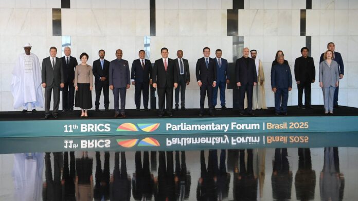 Mohammad Bagher Ghalibaf aparece em plano médio, vestindo traje formal e olhando em direção à câmera.