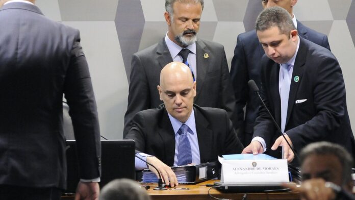 Ministro do STF em sala de audiência, negando pedido de prisão domiciliar.