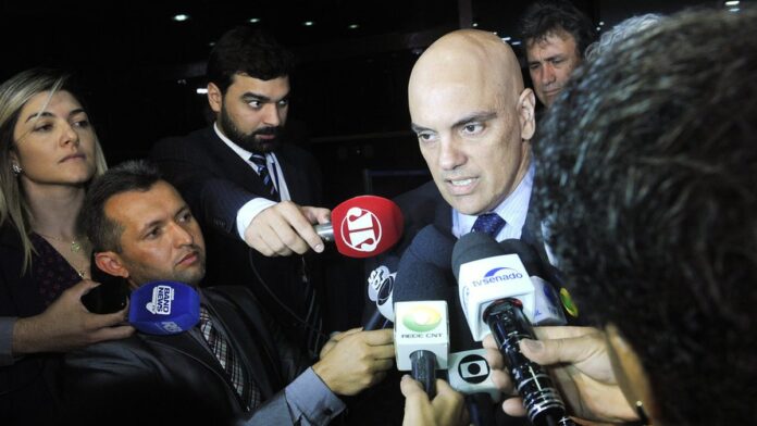 Foto do ministro Alexandre de Moraes em sessão no STF, com semblante sério e vista de perfil.