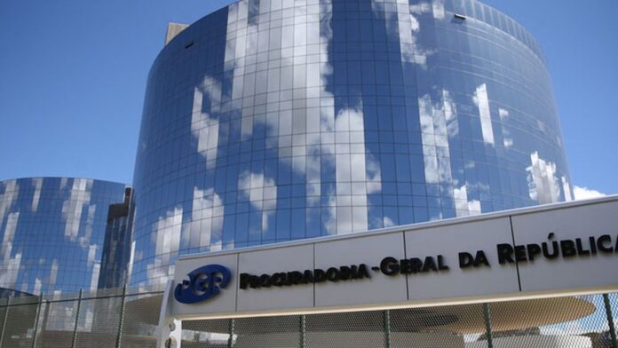 moraes-solicita-parecer-da-pgr-sobre-pris-o-domici Ministro do STF em seu gabinete analisando documentos jurídicos.