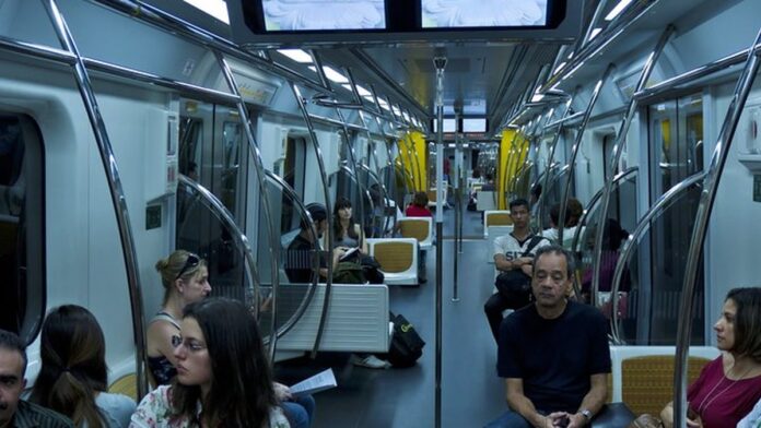 Vista interna de um trem da Linha 4-Amarela do metrô de São Paulo com acabamento modernizado e iluminação em LED.
