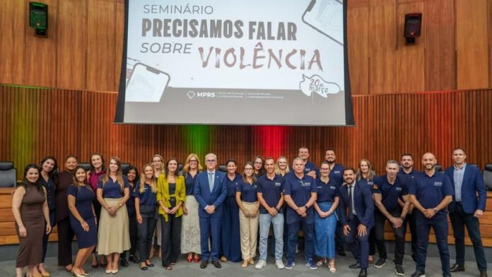 Mesa de debate com autoridades do Ministério Público discutindo proteção infantil e segurança digital.