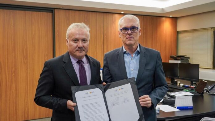 Mesa de reunião com integrantes do Ministério Público e documentos sobre diretrizes para fiscalização eleitoral.