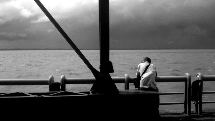 Pessoas em fila aguardando atendimento em balcões de serviço durante mutirão noturno de cidadania em Belém.