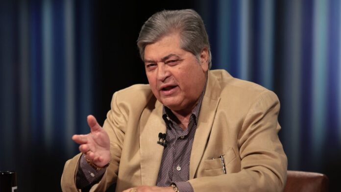 Datena entrevista Simone Tebet e Guilherme Boulos sentados em uma mesa de estúdio de televisão.