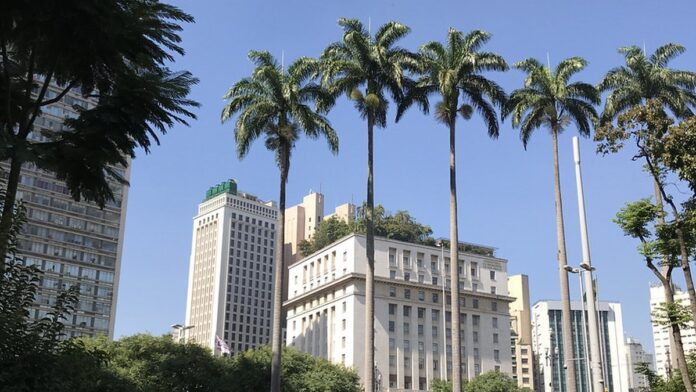 Ônibus elétrico moderno estacionado em rua de São Paulo, com rampa de acesso estendida para avaliação de acessibilidade.