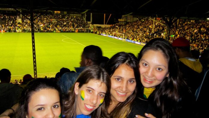 Escudo metálico da seleção do Uruguai fixado em parede, substituindo a tradicional flâmula de tecido da Nike.