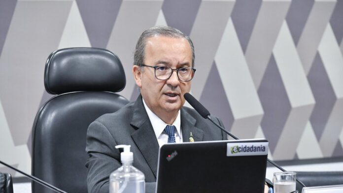 Jogador da Chapecoense com uniforme verde celebra gol em campo durante partida de futebol.