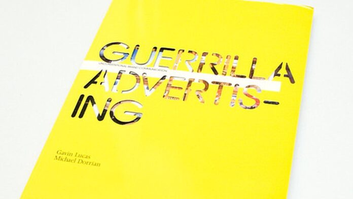 Notebook potente aberto em uma mesa de trabalho minimalista com periféricos, destacando o ambiente de criação digital.