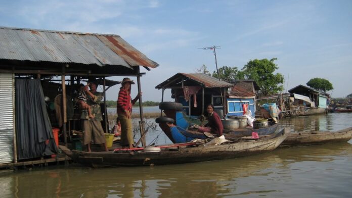 Interior de uma caverna de calcário com formações rochosas detalhadas e iluminação difusa destacando o ambiente natural.