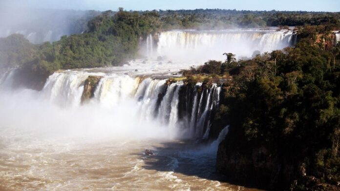 Fachada moderna do novo Hospital Municipal de Capitão Leônidas Marques com pessoas reunidas na entrada durante o dia.