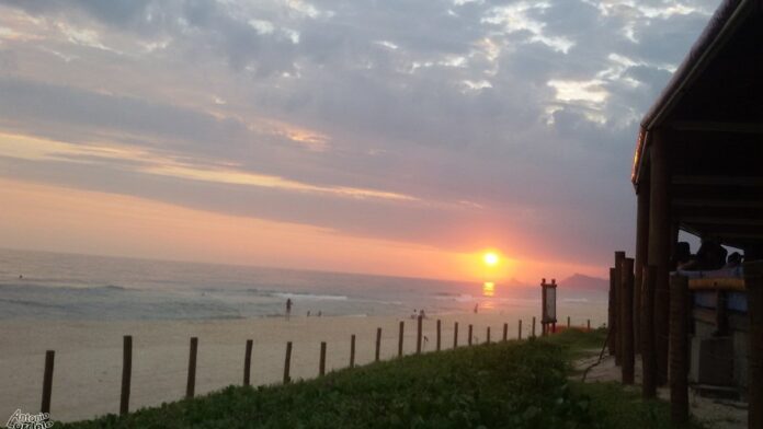 Fachada moderna do Pronto Atendimento de Reserva com equipe médica à frente e sinalização de investimento estadual.