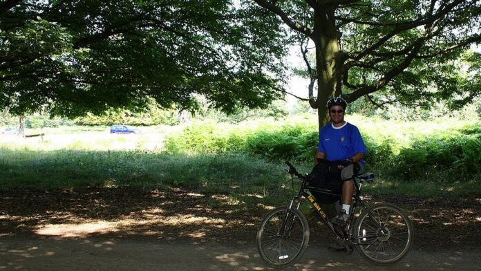 nyt-connections-de-23-de-mar-o-de-2026-dicas-e-res Grade colorida com 16 quadrados contendo palavras, exibida na tela de um dispositivo móvel para o jogo Connections.