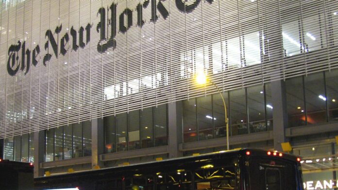 Grade de palavras cruzadas preenchida em um dispositivo digital, exibindo quadrados pretos e brancos com letras azuis.