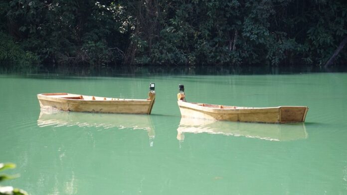 Operários trabalham em túnel iluminado de concreto com trilhos instalados da futura linha 6-Laranja do metrô.