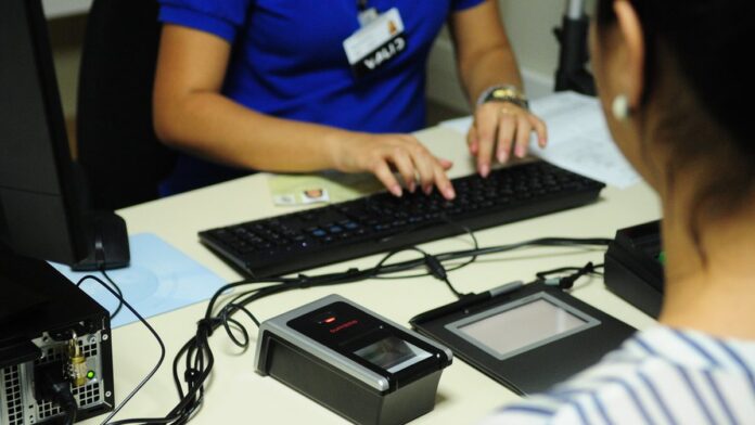 Agentes da operação abordando veículos durante blitz noturna.