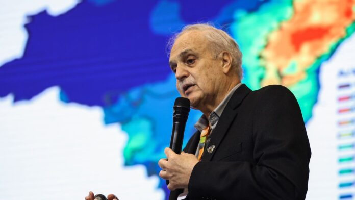Papa Francisco e o cientista Carlos Nobre sorriem e apertam as mãos durante encontro solene no Vaticano.
