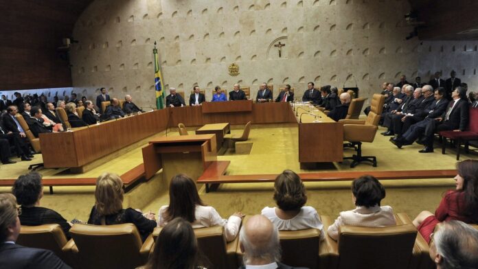 papel-da-uni-o-na-seguran-a-p-blica-pode-avan-ar-s Policiais fardados em patrulhamento urbano, com viaturas e prédios governamentais ao fundo.