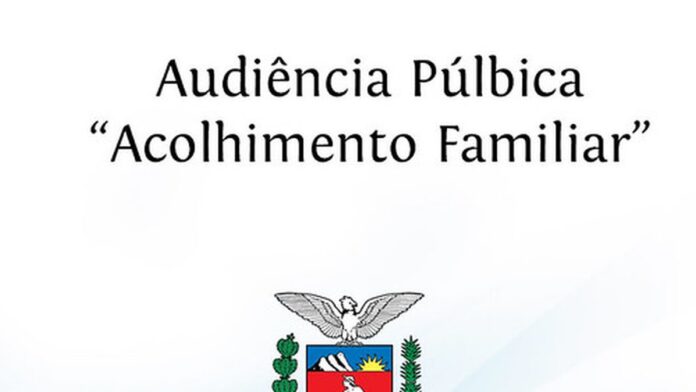 Representantes do serviço de acolhimento familiar da Paraíba recebendo um certificado em cerimônia solene.