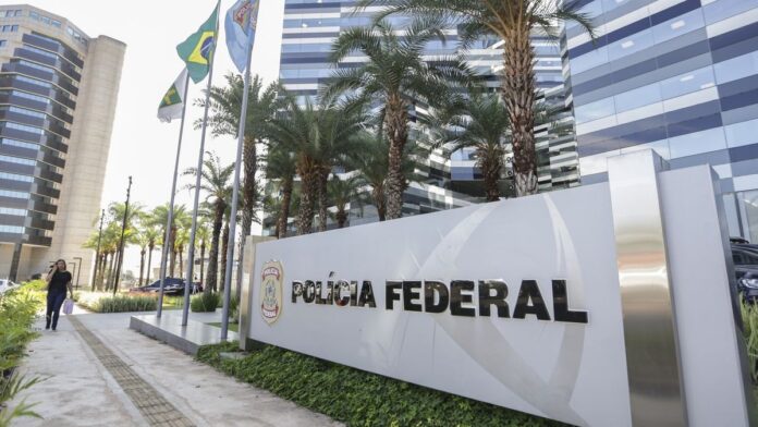 Agentes da Polícia Federal em operação tática, utilizando coletes com emblema da instituição e armamento especializado.